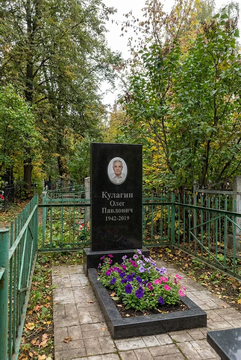 Памятник с портретом на Домодедовском кладбище
