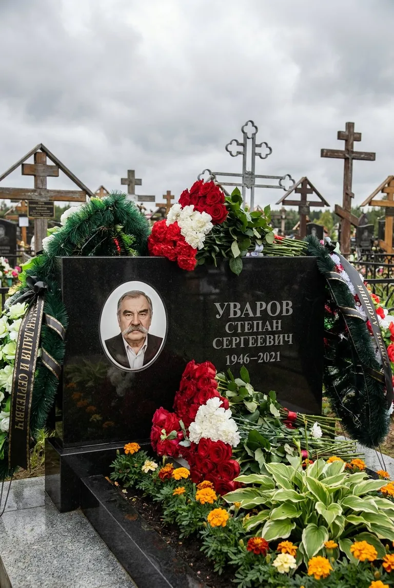 Гранитный памятник с цветником на Домодедовском кладбище