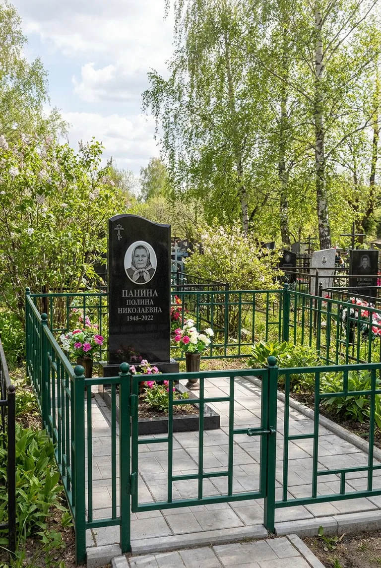 Памятник с оградой на Домодедовском кладбище