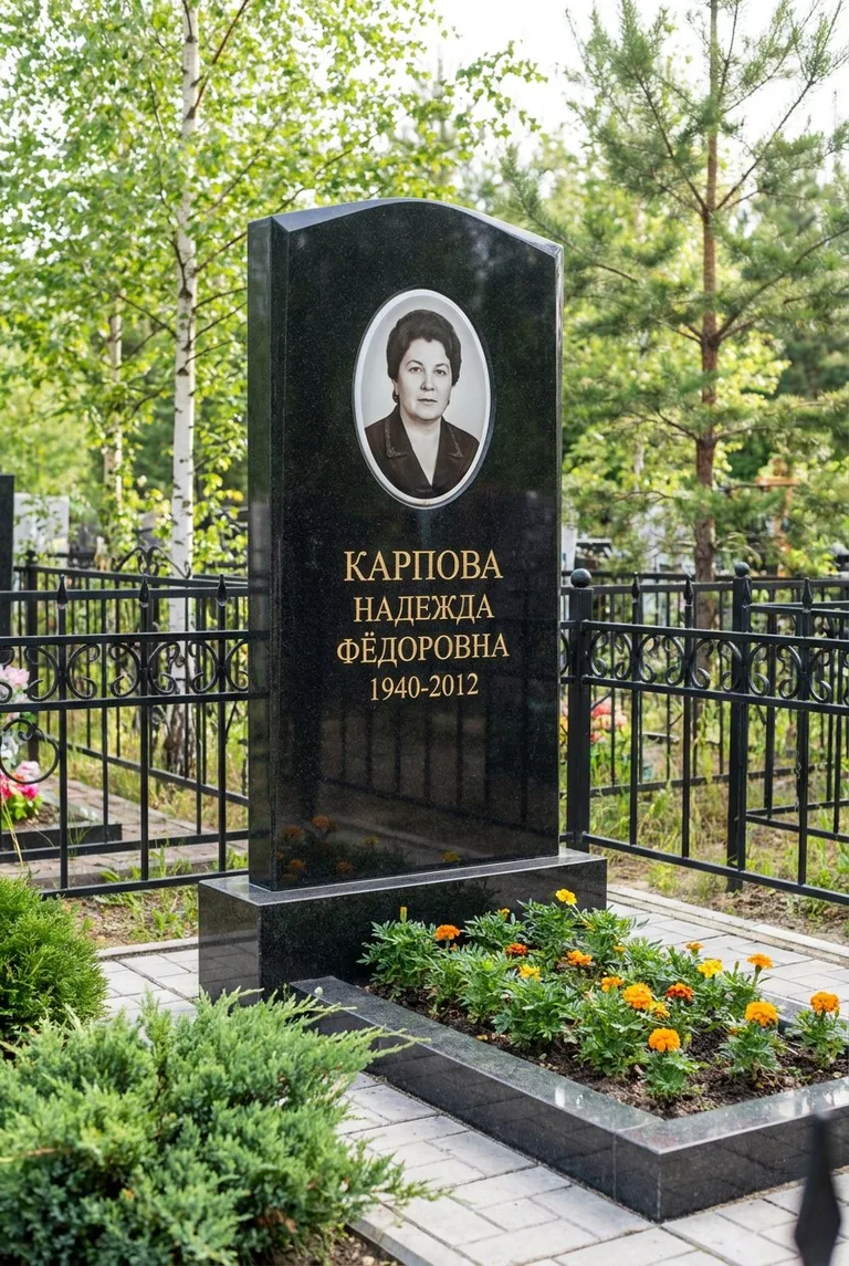 Гранитный памятник с портретом на Хованском кладбище в Москве