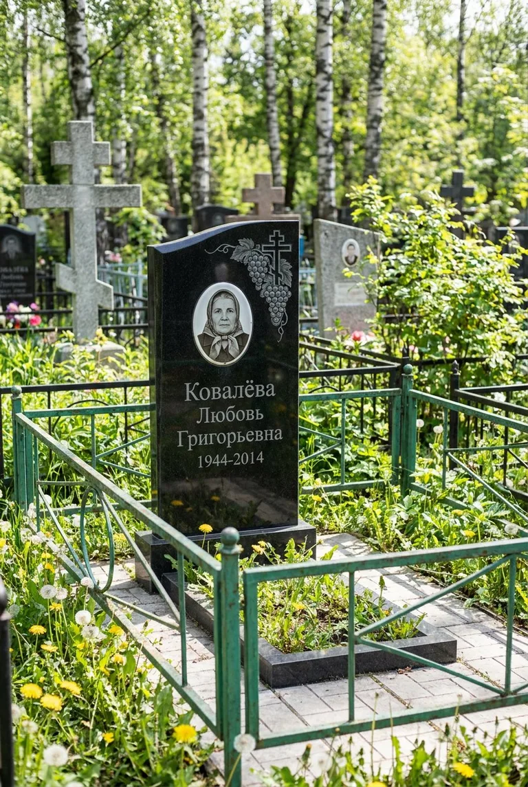 Памятник с художественной гравировкой на Хованском кладбище