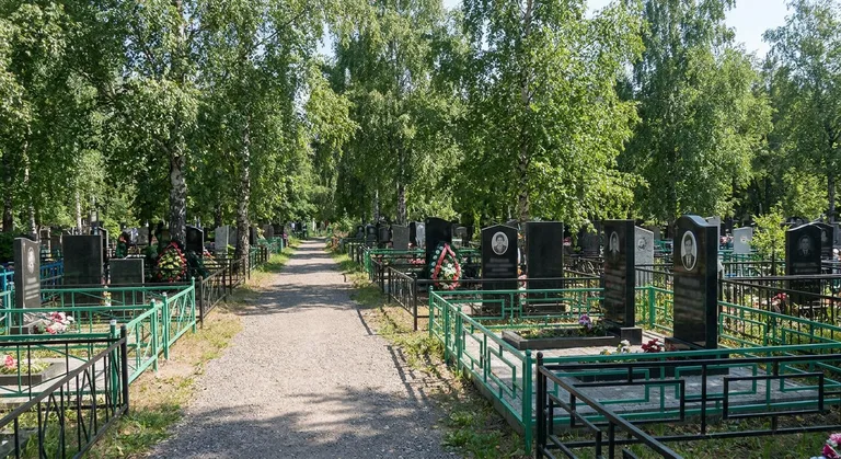 Аллея на Хованском кладбище в Москве