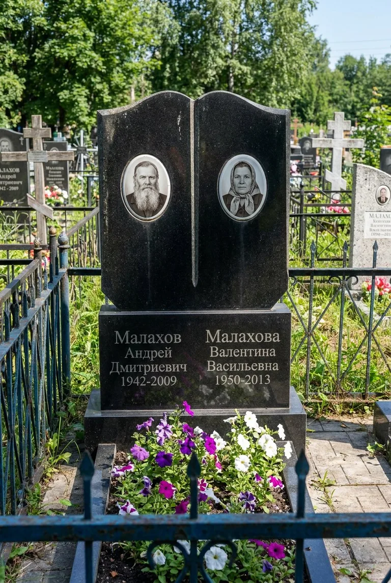 Семейный гранитный памятник на Николо-Архангельском кладбище