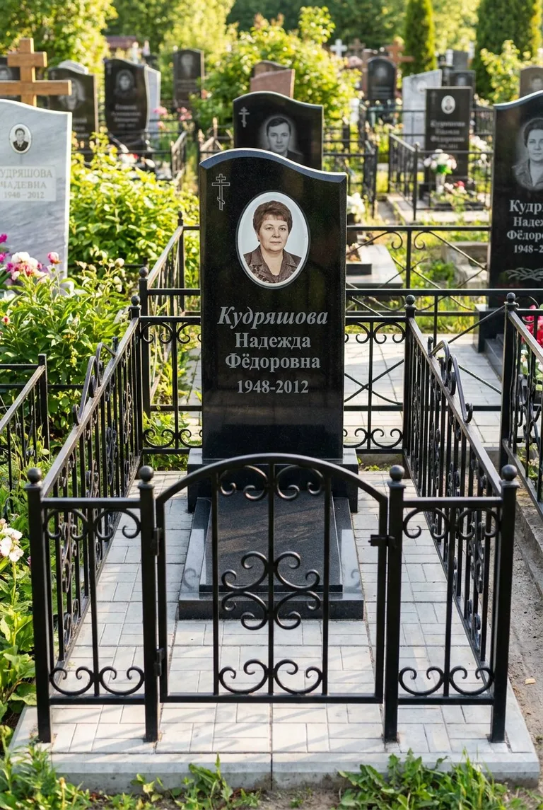 Памятник с оградой на Николо-Архангельском кладбище