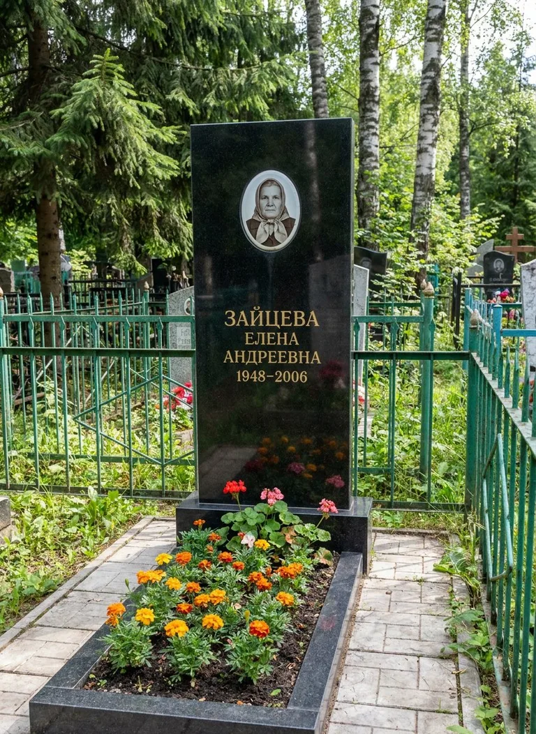 Памятник с портретом на Перепечинском кладбище