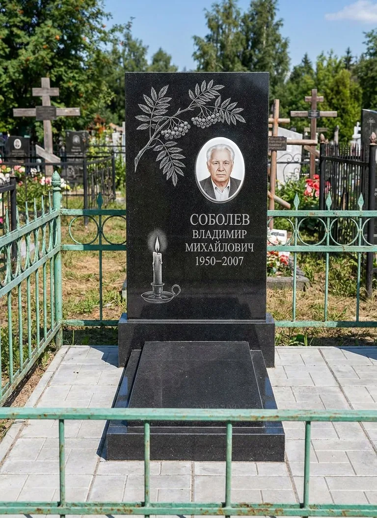 Гранитный памятник с гравировкой на Перепечинском кладбище