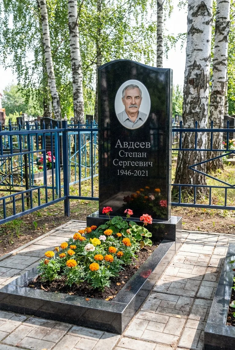Гранитный памятник с портретом на Ваганьковском кладбище