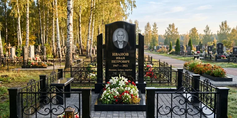 Мемориальный комплекс с цветником и оградой в Москве