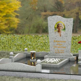 Гранитный мемориал с волнообразным верхом и цоколем - П150