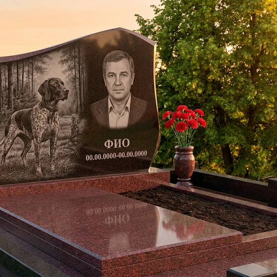 Гранитный памятник охотнику с фактурой скалы с гравировкой оленя