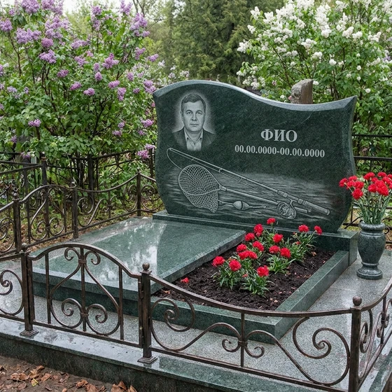 Гранитный памятник рыбаку в виде скалы с удочкой и лодкой